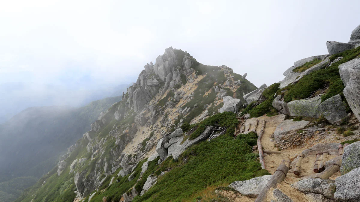 空木岳から木曽殿山荘への登山道