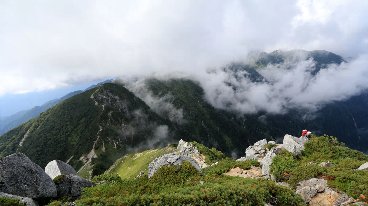左下に小さく見える木曽殿山荘