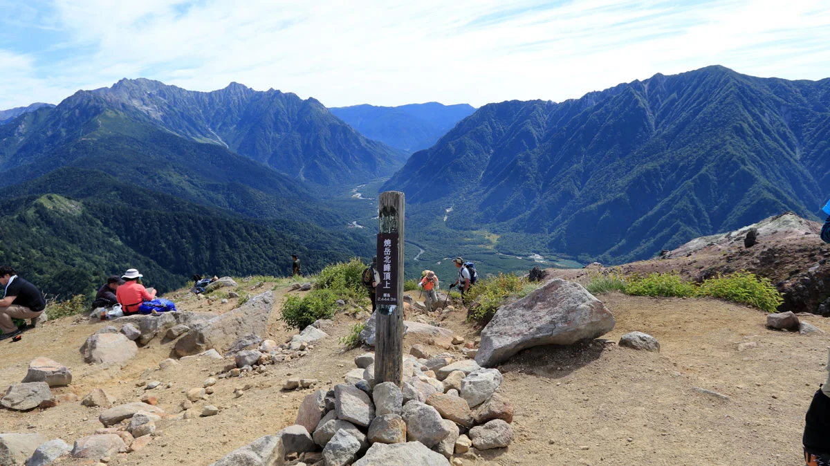 焼岳北峰。穂高連峰と霞沢岳