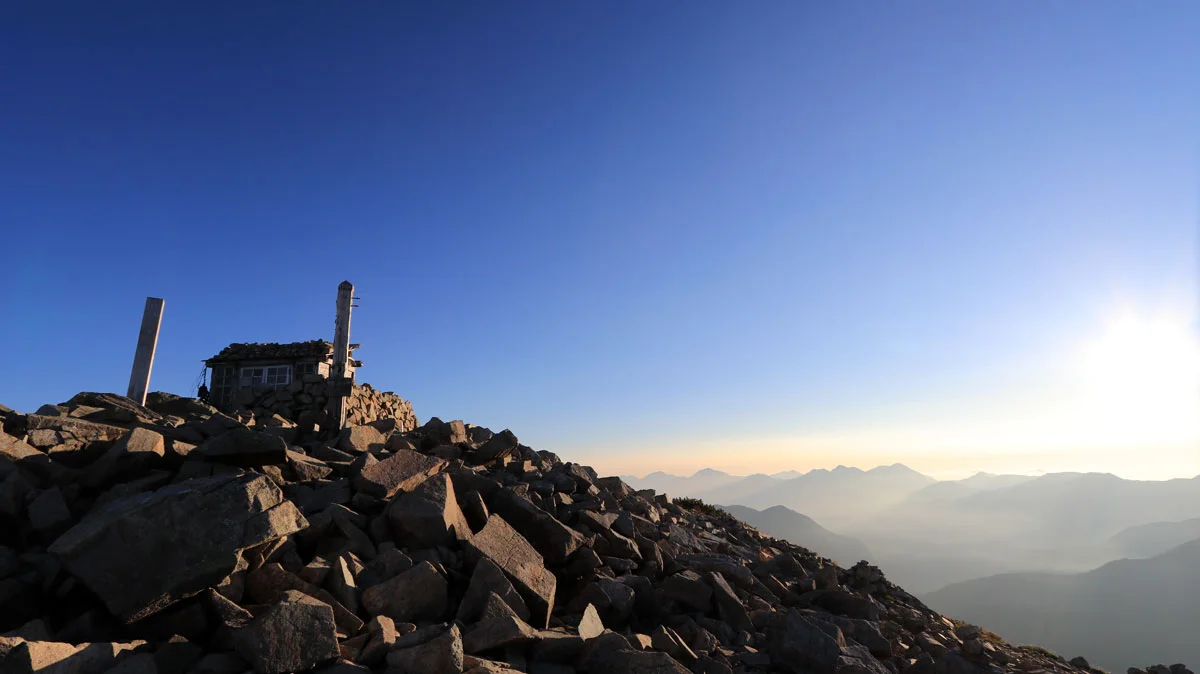 薬師岳山頂の祠と朝日