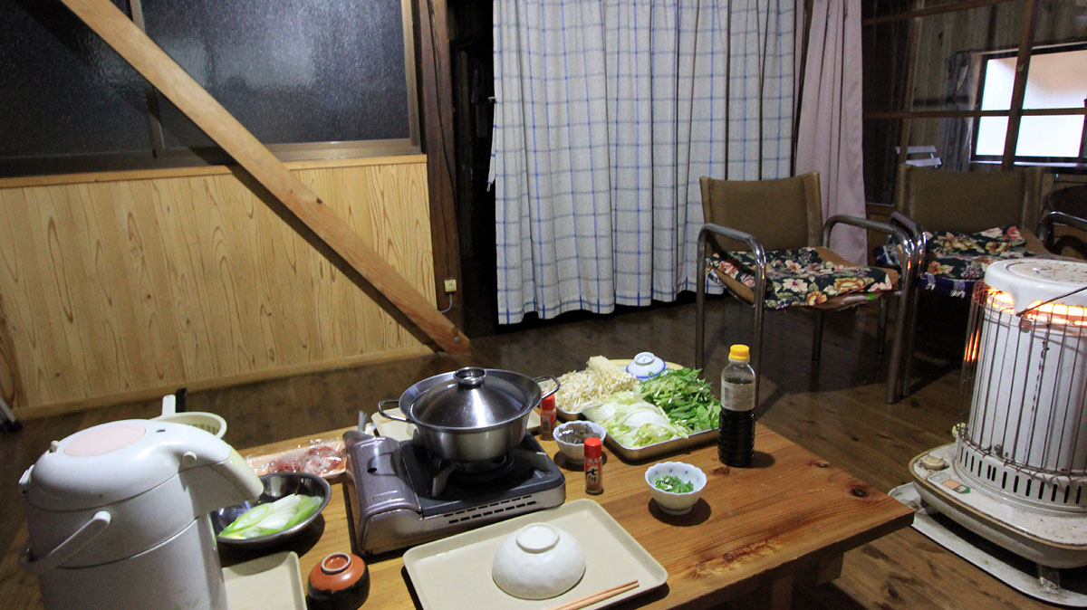 稲村ヶ岳山荘の食堂兼談話スペース