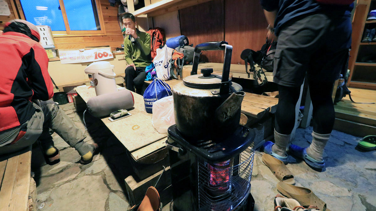 赤石岳避難小屋の自炊スペース