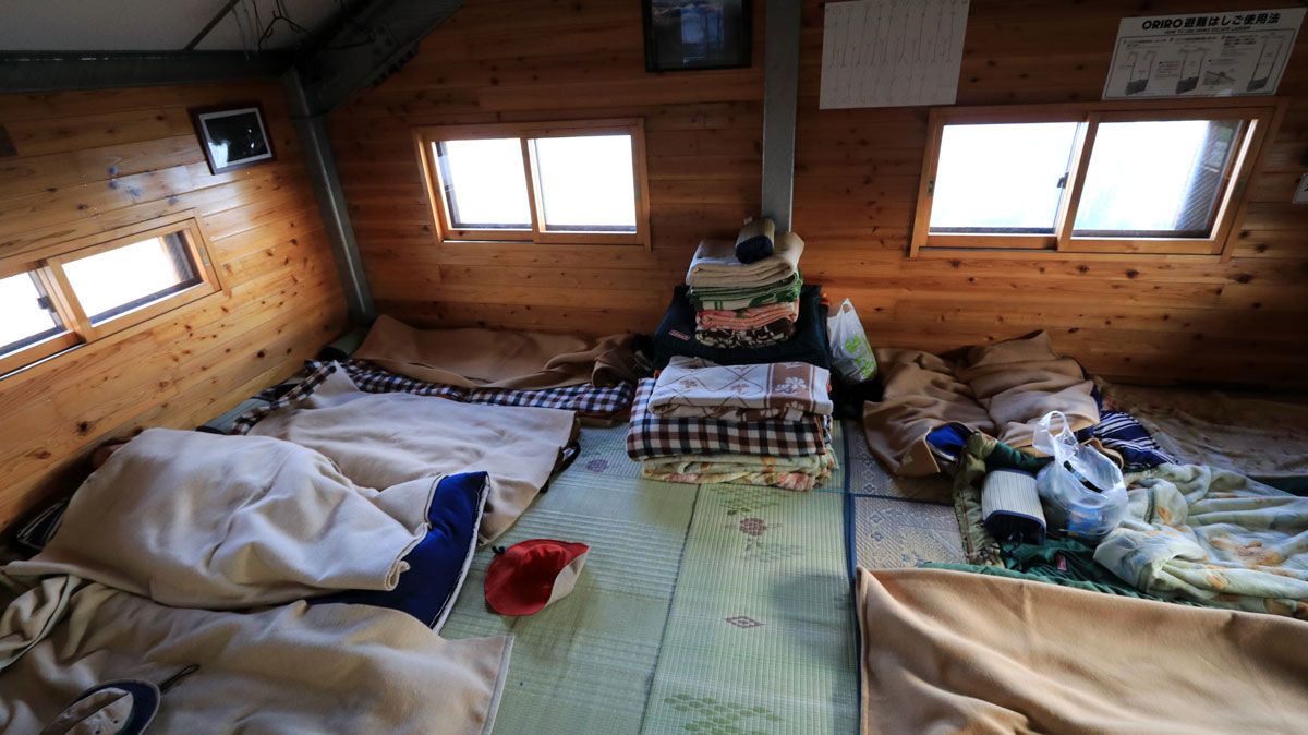 赤石岳避難小屋の2F-寝室（寝具スペース）