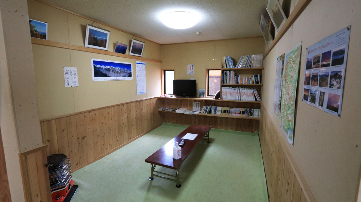 薬師岳山荘の談話室